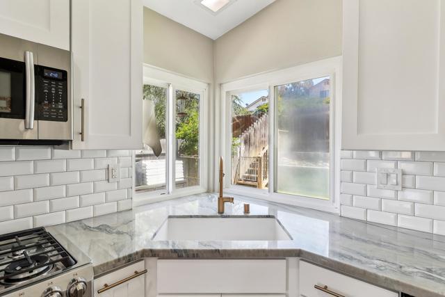 2431 Bobcat Gln, Escondido CA: https://media.crmls.org/mediaz/c49c1639-ae7c-4971-989e-9d54ca16364b.jpg
