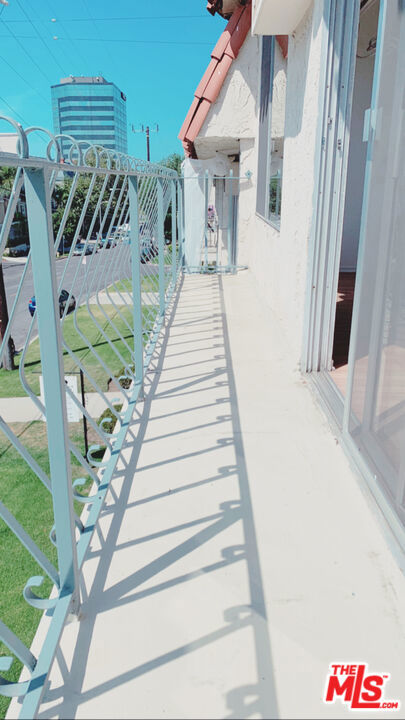11081 ROSE Avenue, Los Angeles CA: https://media.crmls.org/mediaz/c49c1e76-53e0-4467-8cc4-462d1bf8b780.jpg