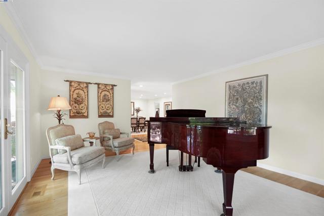 8700 Oak Tree Ln, Castro Valley CA: https://media.crmls.org/mediaz/c49c82b8-96d2-43d6-9656-6674d9c9192c.jpg