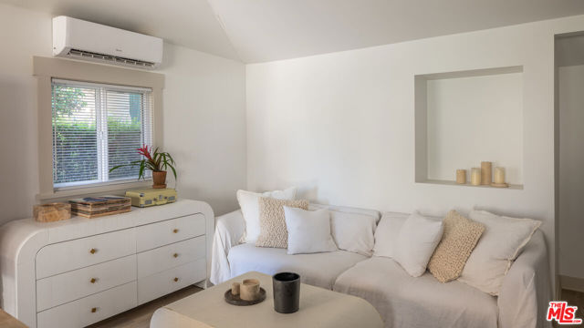 1715 S Kingsley Drive, Los Angeles CA: https://media.crmls.org/mediaz/c49c8818-2b46-4061-9369-55e6ee772ef5.jpg