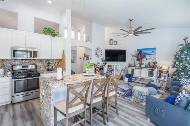 715 Bobcat Ln, Manteca CA: https://media.crmls.org/mediaz/c49d6496-3fcb-4ca7-8042-f0ee8d169bf3.jpg