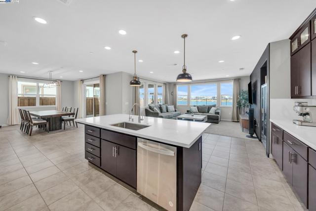 2859 Wylin Blvd, Lathrop CA: https://media.crmls.org/mediaz/c49d9976-0abf-4708-81de-1f6bdde8bd64.jpg