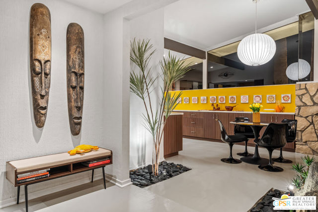 2455 S Via Lazo, Palm Springs CA: https://media.crmls.org/mediaz/c49dc9fe-54e6-4943-a799-bc5aaa119781.jpg