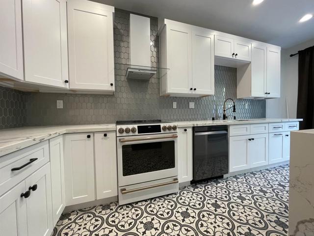 9539 Compass Point Dr S, San Diego CA: https://media.crmls.org/mediaz/c49df964-926e-4a3f-be4d-9f38710c5f91.jpg