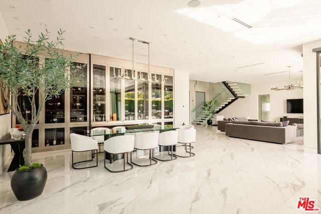 4049 Coldwater Canyon Avenue, Studio City CA: https://media.crmls.org/mediaz/c49f782a-b561-4b93-b052-794c660c227f.jpg