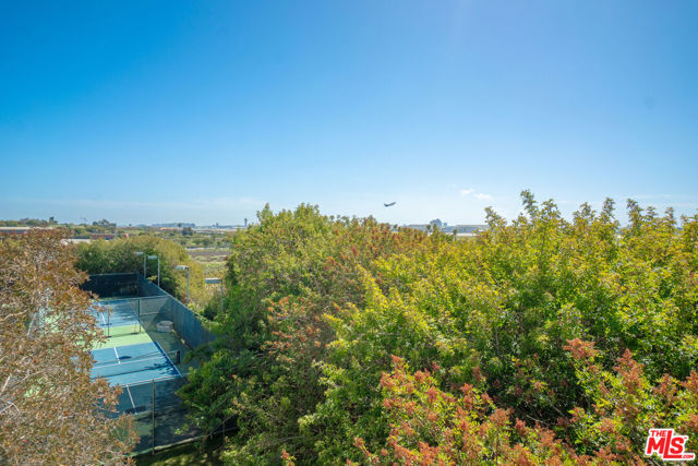8162 Manitoba Street, Playa del Rey CA: https://media.crmls.org/mediaz/c4a018fd-6467-4a7f-8b0a-4a5266645df0.jpg