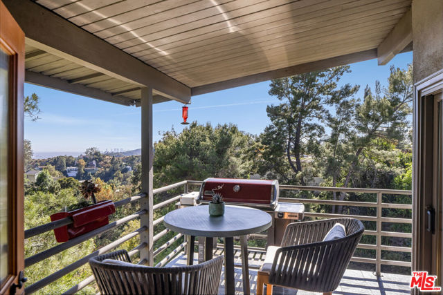 3307 Deronda Drive, Los Angeles CA: https://media.crmls.org/mediaz/c4a03310-ab16-4a88-aa22-e73ab3671450.jpg