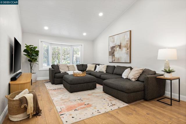 3139 Stinson Cir, Walnut Creek CA: https://media.crmls.org/mediaz/c4a05c96-b4a4-423d-af00-d4f0bf84459f.jpg