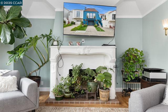 1923 28th Ave, San Francisco CA: https://media.crmls.org/mediaz/c4a0ed67-658b-4ad4-ad44-2a15ea93944f.jpg