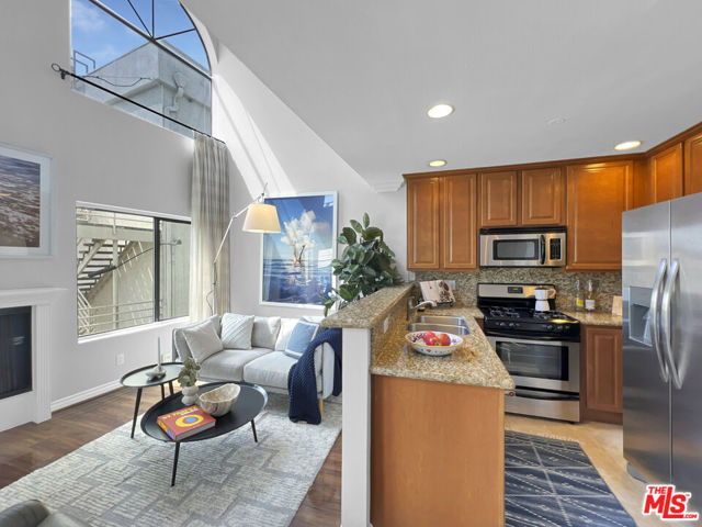 4211 Arch Drive, Studio City CA: https://media.crmls.org/mediaz/c4a13f45-52cf-43b0-8c16-18928134c90a.jpg