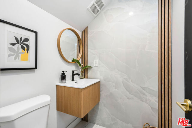 22357 Welby Way, Woodland Hills CA: https://media.crmls.org/mediaz/c4a207a3-f06c-4299-95d4-55ca857d64b3.jpg