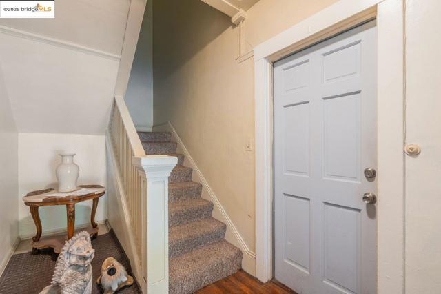 5537 Claremont Ave, Oakland CA: https://media.crmls.org/mediaz/c4a255ab-d067-4ca5-ba79-50162cb09b4b.jpg