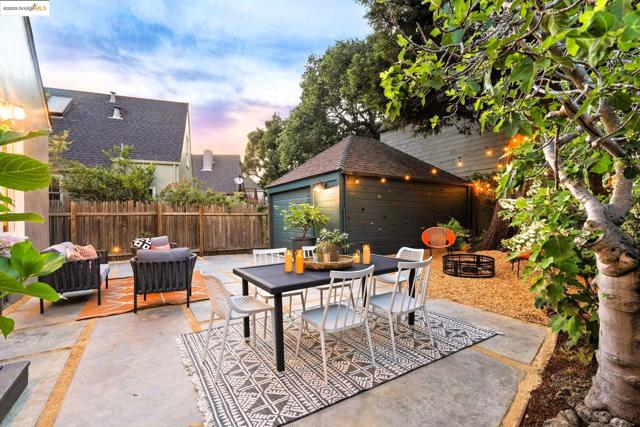 924 Trestle Glen Rd, Oakland CA: https://media.crmls.org/mediaz/c4a31d64-2502-40f2-b513-db6dfde7f56f.jpg