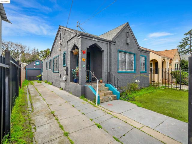 8127 Hillside St, Oakland CA: https://media.crmls.org/mediaz/c4a3455a-d6b3-491e-97a8-05fcbc1e4574.jpg