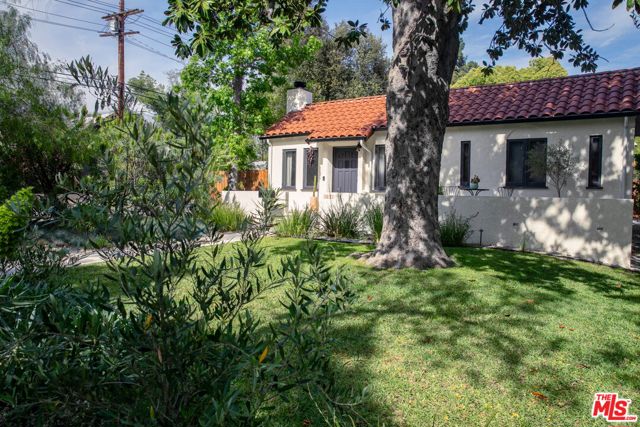 898 N Chester Avenue, Pasadena CA: https://media.crmls.org/mediaz/c4a373e1-34d4-4a24-9646-02da37f335b6.jpg