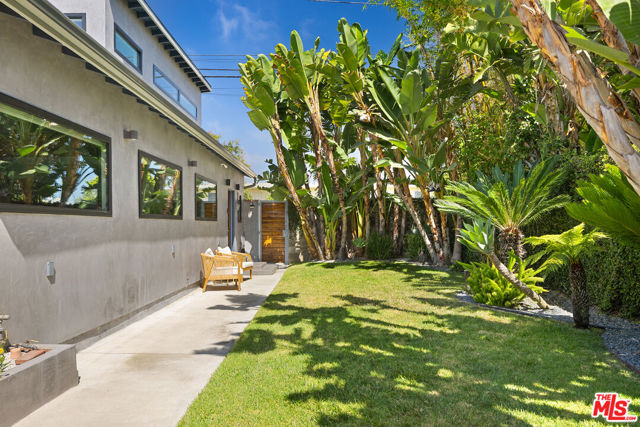 1089 Palms Boulevard, Venice CA: https://media.crmls.org/mediaz/c4a3c5d2-7ec9-47bc-adc8-d3576c16688d.jpg