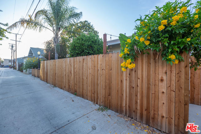 732 N Toledo Walk, Long Beach CA: https://media.crmls.org/mediaz/c4a4d390-8c38-42c4-944b-0d9d34c763d0.jpg