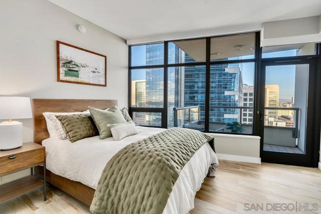 700 W E St, San Diego CA: https://media.crmls.org/mediaz/c4a5d98e-8279-4f75-84a5-6833b040ec4e.jpg