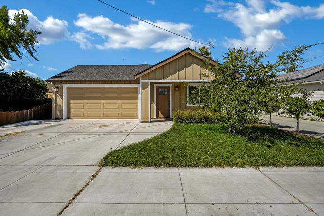 120 Santa Ana Road, Hollister CA: https://media.crmls.org/mediaz/c4a717c1-a493-4784-ac50-08226254f029.jpg