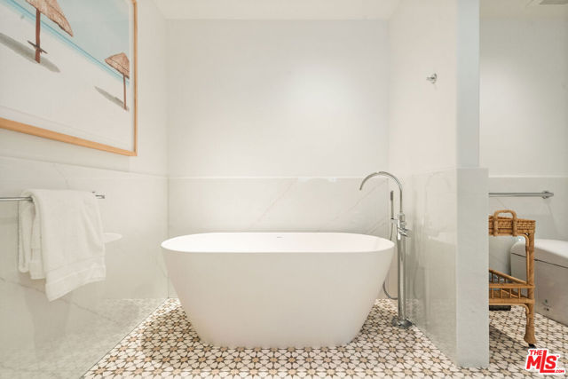 Image 37 of 72 For 705 Palisades Beach Road