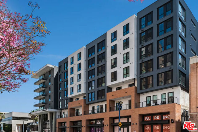 250 E Broadway, Long Beach CA: https://media.crmls.org/mediaz/c4a98e09-9af0-46f0-9ada-14c5b135d860.jpg