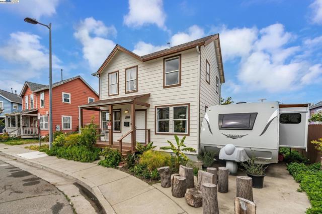 10468 West Court, Oakland CA: https://media.crmls.org/mediaz/c4aa44f7-1f78-46b5-8cfb-56251f1add6c.jpg