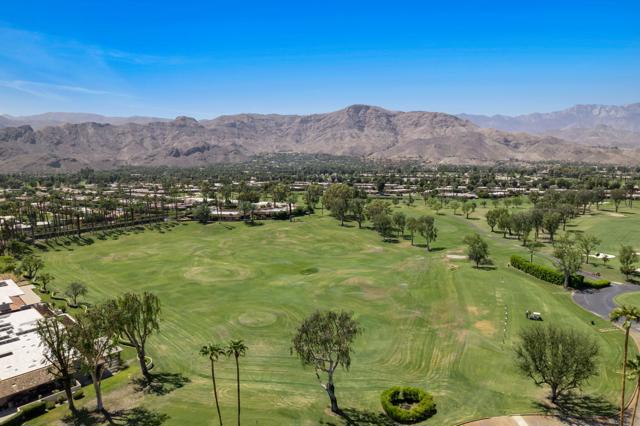 13 Duke Drive, Rancho Mirage CA: https://media.crmls.org/mediaz/c4ab01b7-94b5-4807-a6e7-a21844aa3520.jpg