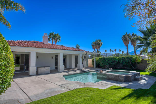 40747 Palm Court, Palm Desert CA: https://media.crmls.org/mediaz/c4ac10f2-c42c-466b-a71d-5645d877efe3.jpg