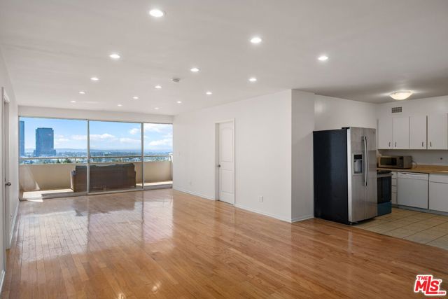 865 Comstock Avenue, Los Angeles CA: https://media.crmls.org/mediaz/c4ac943f-c97e-4c8d-8f2d-0c08ef849c10.jpg