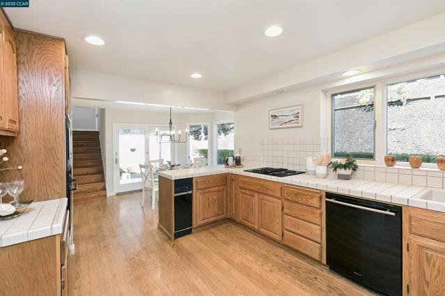 2646 Roundhill Dr, Alamo CA: https://media.crmls.org/mediaz/c4ad1fee-dd3d-4361-9be9-a3c87c5867f0.jpg