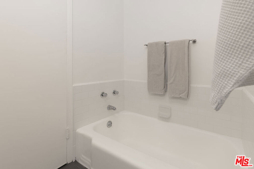 https://media.crmls.org/mediaz/c4afbbec-5d3c-4a16-8680-f71bda66d493.jpg?preset=X-Large