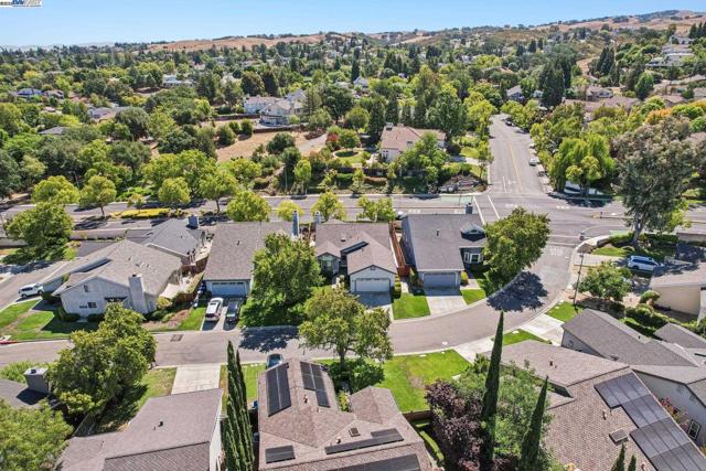 974 Clinton Pl, Pleasanton CA: https://media.crmls.org/mediaz/c4b0f0a7-1c06-4182-94d6-74f7900790e4.jpg