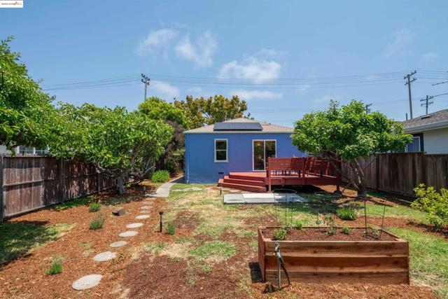 209 Behrens St, El Cerrito CA: https://media.crmls.org/mediaz/c4b17972-78d2-4a04-abec-4e4b66e164b8.jpg