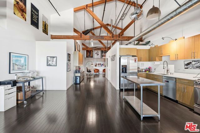 530 S Hewitt Street, Los Angeles CA: https://media.crmls.org/mediaz/c4b1e76e-edc6-4ae5-a12c-8e843a563202.jpg