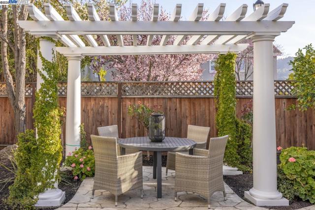 1508 Whispering Oaks Way, Pleasanton CA: https://media.crmls.org/mediaz/c4b2fe31-45cc-4216-816e-bdd2abd4fa6a.jpg