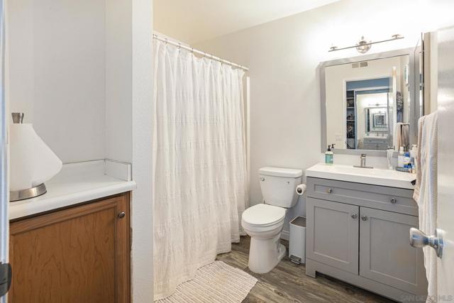 4887 Bella Pacific Row, San Diego CA: https://media.crmls.org/mediaz/c4b34d1e-2e80-4257-badb-9f6563bf9398.jpg