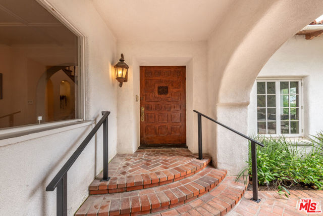475 S Rodeo Drive, Beverly Hills CA: https://media.crmls.org/mediaz/c4b3d666-c9e9-4ae2-9c64-dc2a6d32daf3.jpg