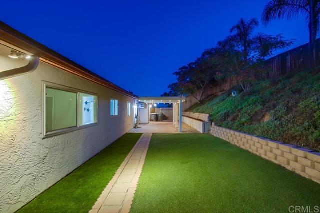 444 Victoria Place, Vista CA: https://media.crmls.org/mediaz/c4b4104a-ecc9-47d0-8bb7-2be4f1a6c8cd.jpg