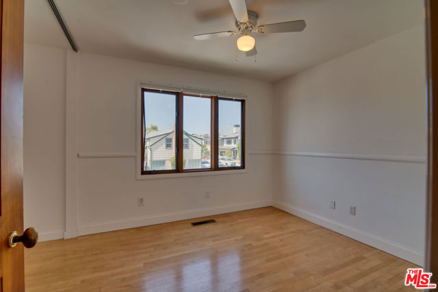 127 Abalone Avenue, Newport Beach CA: https://media.crmls.org/mediaz/c4b4714c-dbd3-423d-966d-83ed7ef79225.jpg