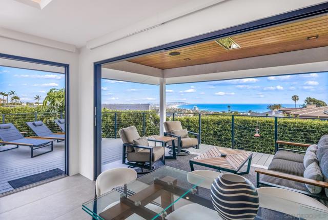 5560 Moonlight Lane, La Jolla CA: https://media.crmls.org/mediaz/c4b4d28f-25b5-413d-9785-9249f1e5021a.jpg
