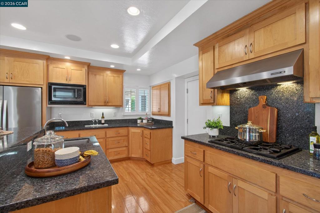 https://media.crmls.org/mediaz/c4b4ed25-6d22-4a5a-b4df-51f4e17b4003.jpg?preset=X-Large