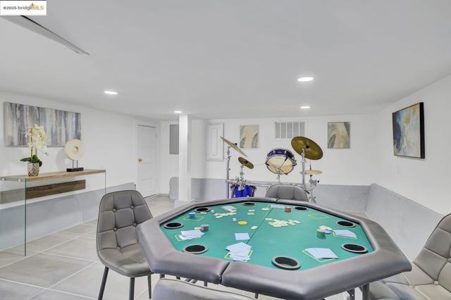 812 Foothill Blvd, Oakland CA: https://media.crmls.org/mediaz/c4b58272-f45c-4eab-9633-7d5e055ef0e0.jpg