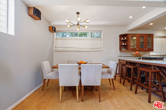 1533 18th Street, Santa Monica CA: https://media.crmls.org/mediaz/c4b5c3f4-847a-4a0f-b88f-2f6e61583d63.jpg