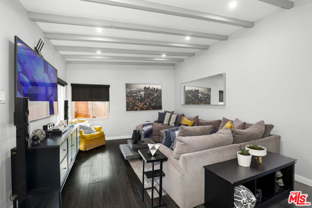 3741 Woolwine Drive, Los Angeles CA: https://media.crmls.org/mediaz/c4b6ac3a-9e56-4627-8152-78363d14abc9.jpg