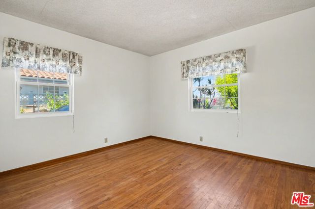 1314 Palms Boulevard, Venice CA: https://media.crmls.org/mediaz/c4b6ba07-1cd6-486c-907a-2a0f54c93d8f.jpg