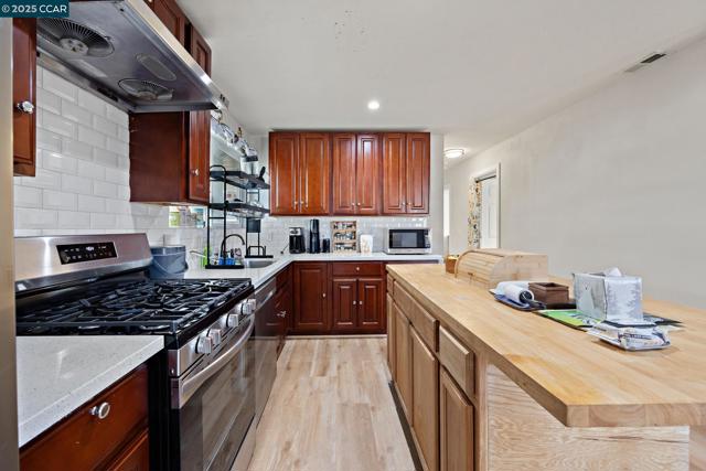7447 Lockwood St, Oakland CA: https://media.crmls.org/mediaz/c4b6e33a-abcb-486c-a291-d36c50cd1ece.jpg