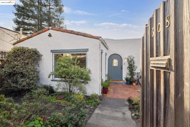 608 Colusa Ave, Berkeley CA: https://media.crmls.org/mediaz/c4b75871-a21e-4cc4-b990-08c32d03d9a8.jpg