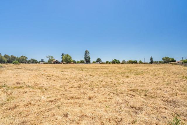 7327 Lovers Lane, Hollister CA: https://media.crmls.org/mediaz/c4b85914-1e68-473d-b15f-cae41d1232e8.jpg