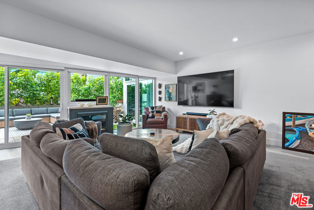 13600 Marina Pointe Drive, Marina del Rey CA: https://media.crmls.org/mediaz/c4b9adb3-72fe-4f11-a693-d036e7994733.jpg