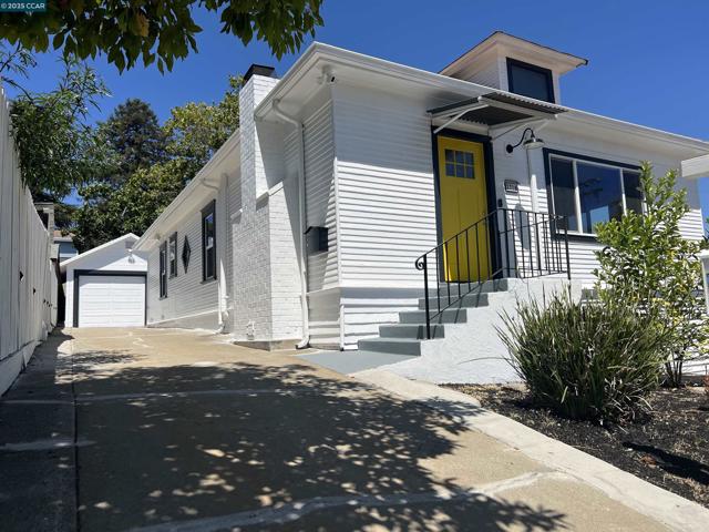 2718 Carmel St, Oakland CA: https://media.crmls.org/mediaz/c4bb726f-d6f6-4057-8d0a-c05bd8d7deed.jpg